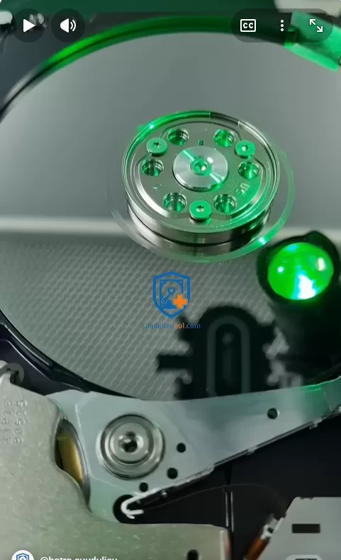 Cố đọc dữ liệu khi ổ cứng hỏng có thể khiến bề mặt đĩa bị xước, mất dữ liệu vĩnh viễn